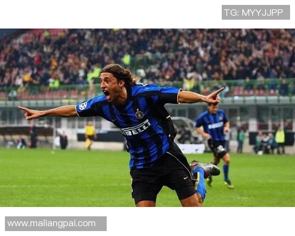 足球场上的传奇球星穿球衣瞬间展现力量与风采的完美时刻